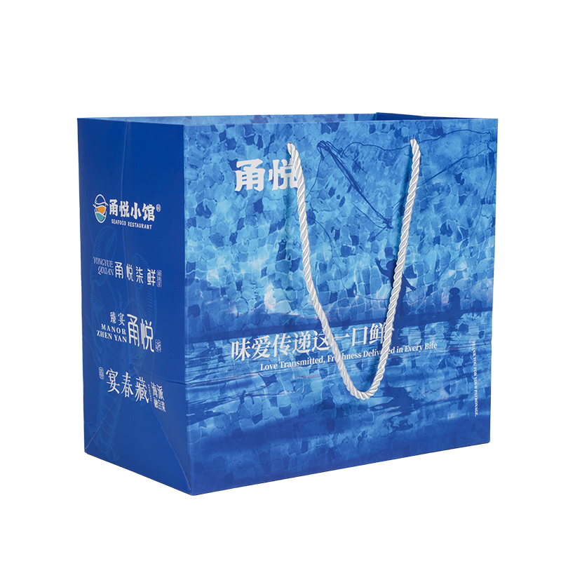 Orta yumuşaklıkta elde taşınan kraft kağıt paket servisi olan restoran çantası